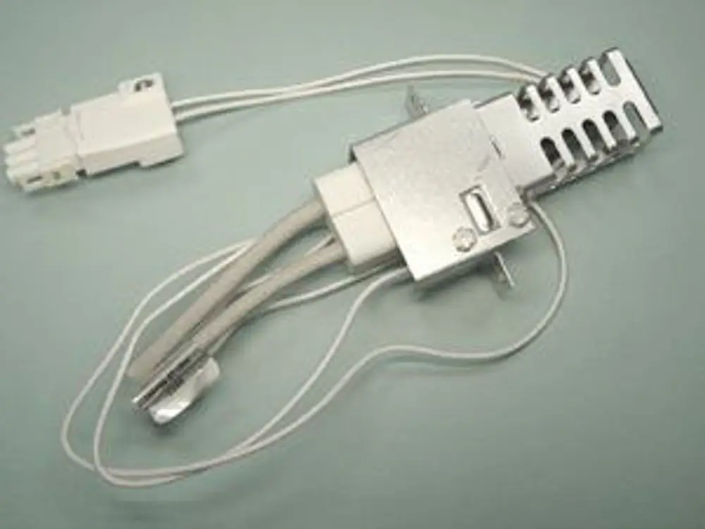 Glühzünder von Remeha mit einer metallischen Oberfläche und elektrischen Anschlüssen. Kabel führen zu einer Steckverbindung.